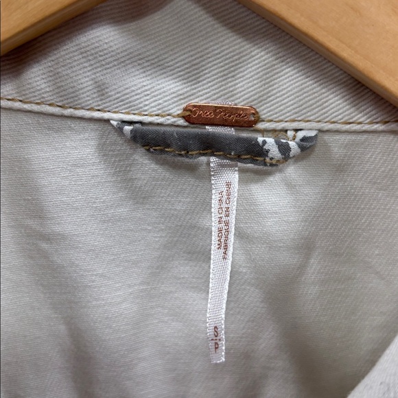 Free People Off-White Petite Classic Preppy Button Down Jean Jacket Size Small - Picture 2 of 6